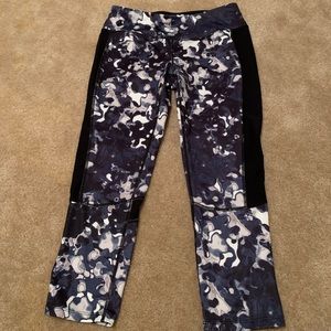 Blue marbeled cropped leggings